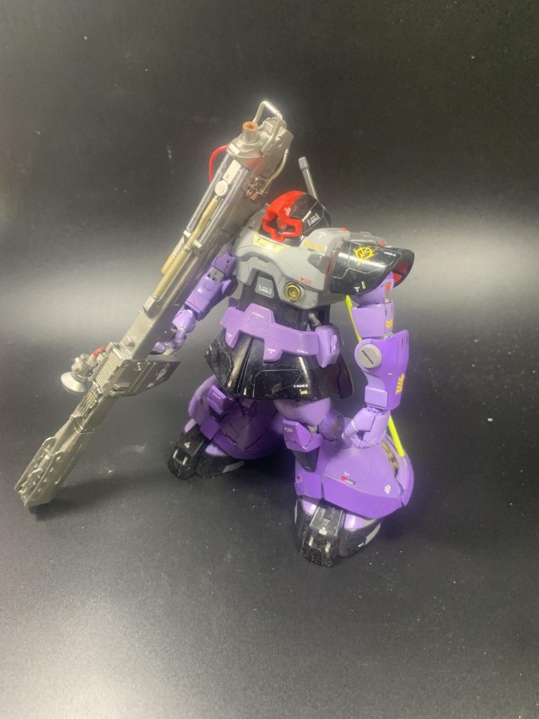 ドムで忘れてはいけないのが胸部拡散ビーム。派手な演出のわりに効果としては単なる目眩し。たがそれがいい‼️