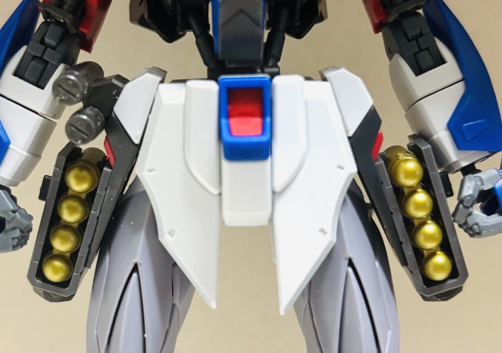 腰にはサイコザクのミサイルをつけてあります使い捨ての簡易ミサイルです