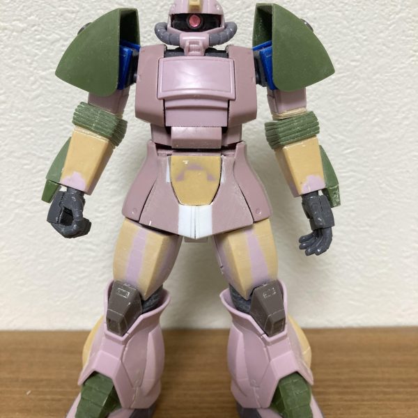 やっと水ザクらしいパーツを取り付けしました。かなりそれらしくなってきました。ちょっと肩アーマーが大きいかな？頭のパイプは雰囲気を見たいので、使わない樹脂製パイプを仮付けしました。武器、バックパックを付ければもう少し水ザク感が出ると思います。箱絵はシーリングカバーか着いたまま肘を曲げてますが、プラ材だと無理なので④で紹介した方法を取りました。お盆休みに塗装したいので、ペース上げたいなぁ…（2枚目）
