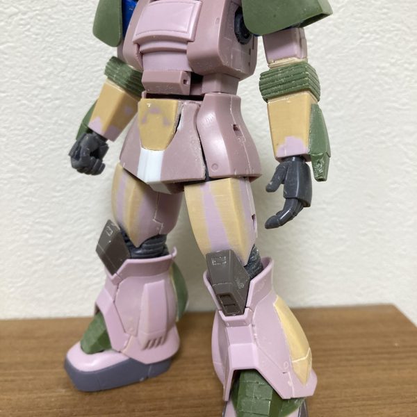 やっと水ザクらしいパーツを取り付けしました。かなりそれらしくなってきました。ちょっと肩アーマーが大きいかな？頭のパイプは雰囲気を見たいので、使わない樹脂製パイプを仮付けしました。武器、バックパックを付ければもう少し水ザク感が出ると思います。箱絵はシーリングカバーか着いたまま肘を曲げてますが、プラ材だと無理なので④で紹介した方法を取りました。お盆休みに塗装したいので、ペース上げたいなぁ…（3枚目）