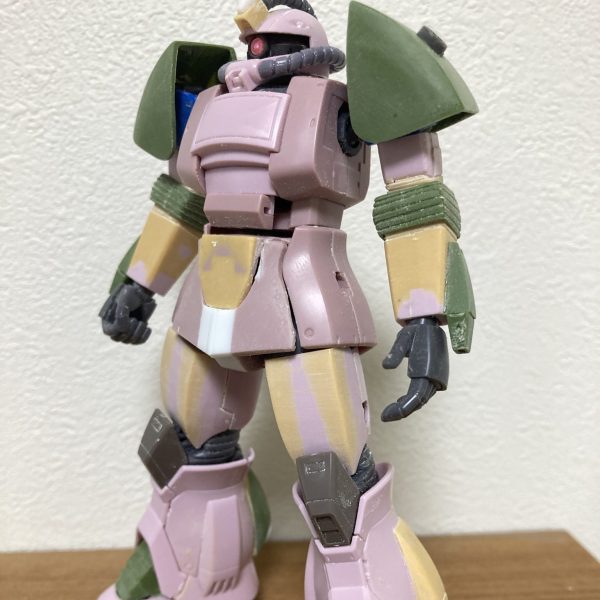 やっと水ザクらしいパーツを取り付けしました。かなりそれらしくなってきました。ちょっと肩アーマーが大きいかな？頭のパイプは雰囲気を見たいので、使わない樹脂製パイプを仮付けしました。武器、バックパックを付ければもう少し水ザク感が出ると思います。箱絵はシーリングカバーか着いたまま肘を曲げてますが、プラ材だと無理なので④で紹介した方法を取りました。お盆休みに塗装したいので、ペース上げたいなぁ…（1枚目）