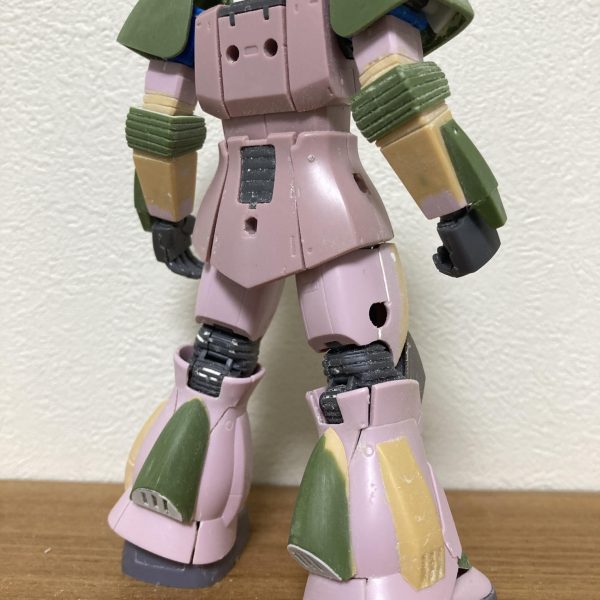 やっと水ザクらしいパーツを取り付けしました。かなりそれらしくなってきました。ちょっと肩アーマーが大きいかな？頭のパイプは雰囲気を見たいので、使わない樹脂製パイプを仮付けしました。武器、バックパックを付ければもう少し水ザク感が出ると思います。箱絵はシーリングカバーか着いたまま肘を曲げてますが、プラ材だと無理なので④で紹介した方法を取りました。お盆休みに塗装したいので、ペース上げたいなぁ…（4枚目）