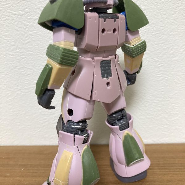 やっと水ザクらしいパーツを取り付けしました。かなりそれらしくなってきました。ちょっと肩アーマーが大きいかな？頭のパイプは雰囲気を見たいので、使わない樹脂製パイプを仮付けしました。武器、バックパックを付ければもう少し水ザク感が出ると思います。箱絵はシーリングカバーか着いたまま肘を曲げてますが、プラ材だと無理なので④で紹介した方法を取りました。お盆休みに塗装したいので、ペース上げたいなぁ…（6枚目）