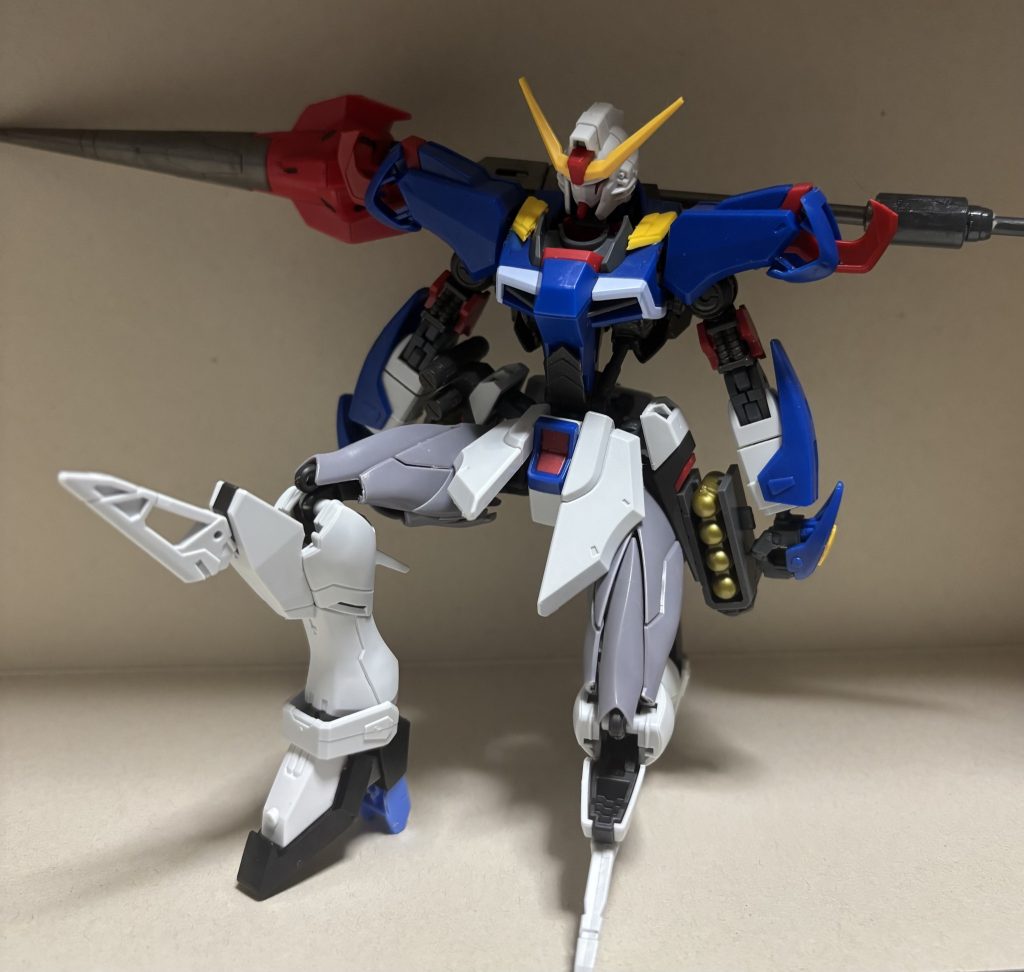 膝立ちもしっかりとでき、ガンダムフレームのおかげで可動域も申し分なく動いてくれますし、カッコよく決まります。