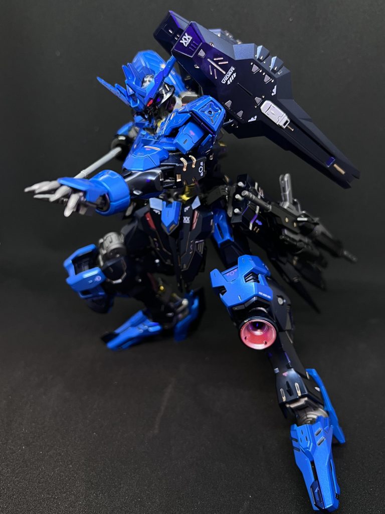 サーベル持たせてどんなポーズがいいか試行錯誤した結果落ち着いたのがコレよくよく考えたらこのポーズ牙突そのまんまやな…足のスラスター、メタリックレッドの上にムーンストーンパール重ねてみたら思ったより白っぽくなってしまった…テスト塗装の大切さを軽くみてた次からは必ずランナーでテスト塗装しよう