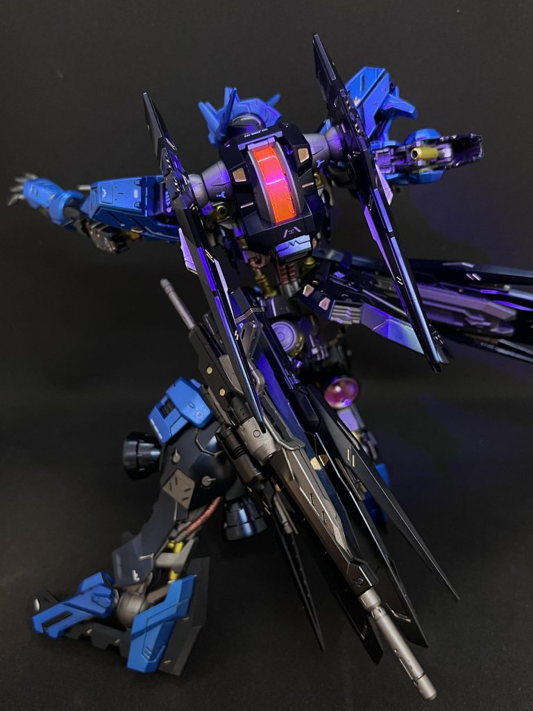 ライフルも簡単にだけ塗り分け腰に装備させたら脇が閉まらなかったり、バックパックに干渉したりと地味に塗装ハゲに気を使うバックパックもブラックライトで光る