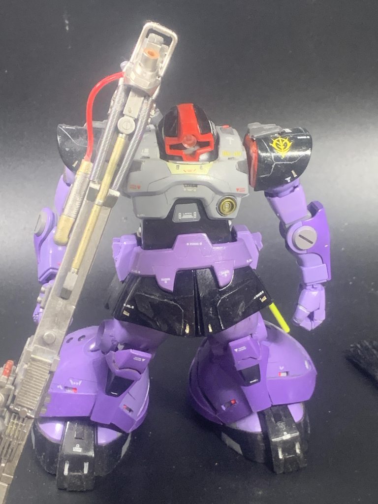 高い機動性、ガンダムのバルカンをモノともしない装甲の厚さ、正に重モビルスーツと呼ぶに相応しい機体です。(zaku-kao2)