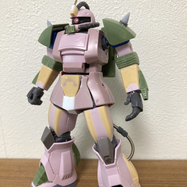 水ザクの現状かなり形になってきました。顔のクチバシ(？)がインパクトが弱かったので旧キットの部品を幅詰め等の小型化をしてから取付しました。水ザクのアクが強めの顔になってますでしょうか？バックパック取付しましたが、背中にいきなり取付すると胴体の可動に干渉するので、スペーサー部品を入れて距離を確保しました。足裏にスクリューを入れました。ふくらはぎの両側のディティールが注水装置で足裏のスクリューに水を供給するイメージです。裏側のはバラストタンクらしいです。肩アーマーは悩んだ末に、やはり小型化しました。スパイクは自作しました。最後の画像は原型キットとの比較。楽に改造出来るなんて、甘い見積もりしていた自分が腹立たし💢めっちゃ大変やんけ！！なんとかお盆休みに塗装すべく急ピッチで作成中です。（1枚目）