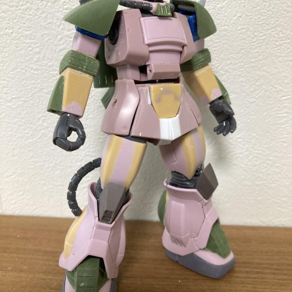 水ザクの現状かなり形になってきました。顔のクチバシ(？)がインパクトが弱かったので旧キットの部品を幅詰め等の小型化をしてから取付しました。水ザクのアクが強めの顔になってますでしょうか？バックパック取付しましたが、背中にいきなり取付すると胴体の可動に干渉するので、スペーサー部品を入れて距離を確保しました。足裏にスクリューを入れました。ふくらはぎの両側のディティールが注水装置で足裏のスクリューに水を供給するイメージです。裏側のはバラストタンクらしいです。肩アーマーは悩んだ末に、やはり小型化しました。スパイクは自作しました。最後の画像は原型キットとの比較。楽に改造出来るなんて、甘い見積もりしていた自分が腹立たし💢めっちゃ大変やんけ！！なんとかお盆休みに塗装すべく急ピッチで作成中です。（2枚目）
