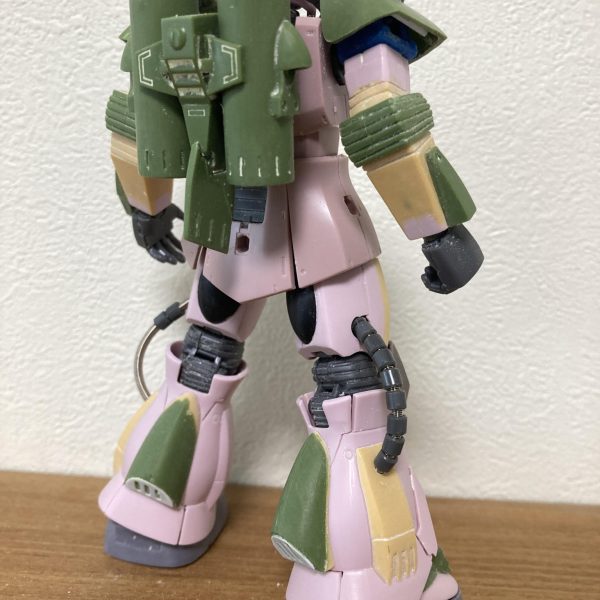 水ザクの現状かなり形になってきました。顔のクチバシ(？)がインパクトが弱かったので旧キットの部品を幅詰め等の小型化をしてから取付しました。水ザクのアクが強めの顔になってますでしょうか？バックパック取付しましたが、背中にいきなり取付すると胴体の可動に干渉するので、スペーサー部品を入れて距離を確保しました。足裏にスクリューを入れました。ふくらはぎの両側のディティールが注水装置で足裏のスクリューに水を供給するイメージです。裏側のはバラストタンクらしいです。肩アーマーは悩んだ末に、やはり小型化しました。スパイクは自作しました。最後の画像は原型キットとの比較。楽に改造出来るなんて、甘い見積もりしていた自分が腹立たし💢めっちゃ大変やんけ！！なんとかお盆休みに塗装すべく急ピッチで作成中です。（3枚目）
