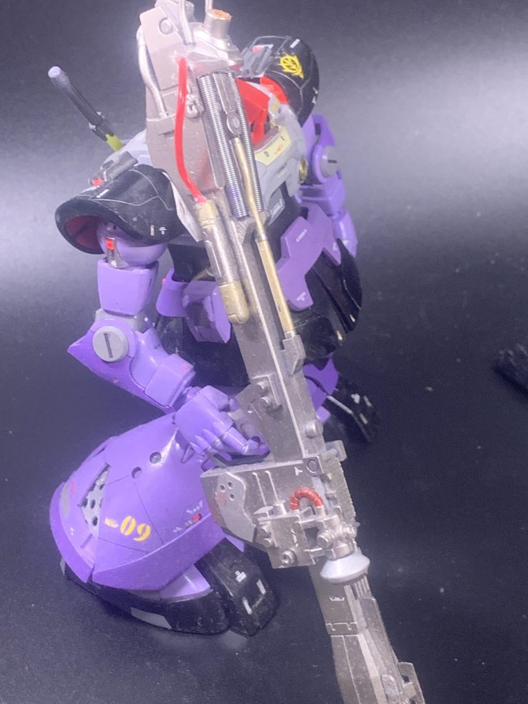 ドムの名前が最初に出た時は〈局地戦用モビルスーツ〉として紹介されていましたが、砂漠だろうが密林だろうがお構いなしに暴れ回り最終的には宇宙にまで進出しました。局地戦用どころかめちゃくちゃ汎用性高いやんけ⁉️と突っ込んだのは私だけではないでしょう。(zaku-kao8)