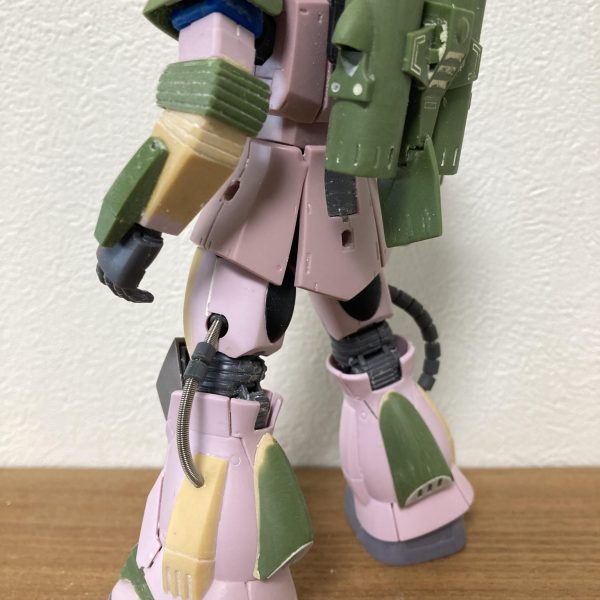 水ザクの現状かなり形になってきました。顔のクチバシ(？)がインパクトが弱かったので旧キットの部品を幅詰め等の小型化をしてから取付しました。水ザクのアクが強めの顔になってますでしょうか？バックパック取付しましたが、背中にいきなり取付すると胴体の可動に干渉するので、スペーサー部品を入れて距離を確保しました。足裏にスクリューを入れました。ふくらはぎの両側のディティールが注水装置で足裏のスクリューに水を供給するイメージです。裏側のはバラストタンクらしいです。肩アーマーは悩んだ末に、やはり小型化しました。スパイクは自作しました。最後の画像は原型キットとの比較。楽に改造出来るなんて、甘い見積もりしていた自分が腹立たし💢めっちゃ大変やんけ！！なんとかお盆休みに塗装すべく急ピッチで作成中です。（4枚目）