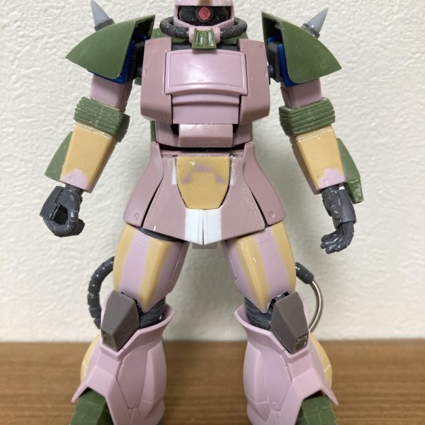 水ザクの現状かなり形になってきました。顔のクチバシ(？)がインパクトが弱かったので旧キットの部品を幅詰め等の小型化をしてから取付しました。水ザクのアクが強めの顔になってますでしょうか？バックパック取付しましたが、背中にいきなり取付すると胴体の可動に干渉するので、スペーサー部品を入れて距離を確保しました。足裏にスクリューを入れました。ふくらはぎの両側のディティールが注水装置で足裏のスクリューに水を供給するイメージです。裏側のはバラストタンクらしいです。肩アーマーは悩んだ末に、やはり小型化しました。スパイクは自作しました。最後の画像は原型キットとの比較。楽に改造出来るなんて、甘い見積もりしていた自分が腹立たし💢めっちゃ大変やんけ！！なんとかお盆休みに塗装すべく急ピッチで作成中です。（6枚目）
