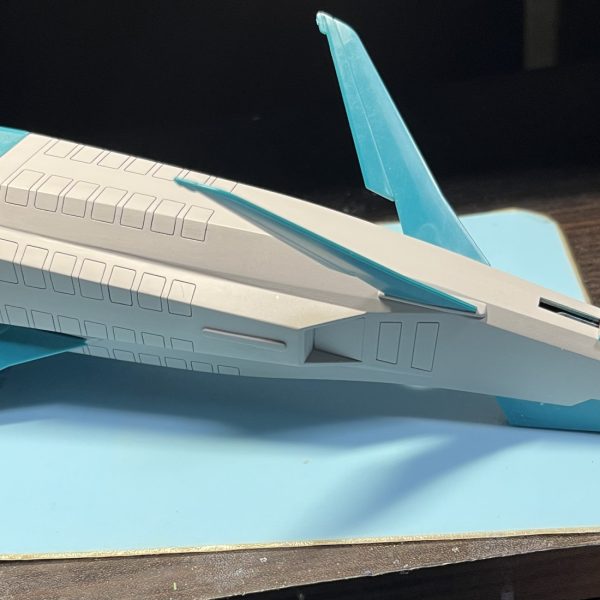 ジョニー・ライデンの帰還に登場するジョニ子専用ギャプランを制作中。フレキシブルシールドはfusion360でモデリングすることで原作通りの形状を再現。裏面はコマによって形状が変わるため、若干独自の解釈を入れてます。アーム角度は固定とし、変形時はシールドユニットを基部から取り外して180°回転させます(磁石接続)。先端ユニットを可動させ左右のビームキャノンを合わせる形態は磁石を駆使して再現。アーム角度固定では苦しいので、専用の基部を別途作成。シールド1つで50g近い重量(キットのシールドは約10g)になり、キットのままではとても保持出来ませんが、ポリキャップをコトブキヤのHIP製ジョイントに置き換えることで垂れずに持ち上げることが可能になってます。ミサイルコンテナも作成各7ヶ×8箇所のミサイルハッチはテンプレートを使用して彫りました。天面の突起を削除してノーマル版ブースターとの形状の違いを再現。尾部もコミックの通りバーニアを排除してプラ板で蓋をスクラッチ。（6枚目）