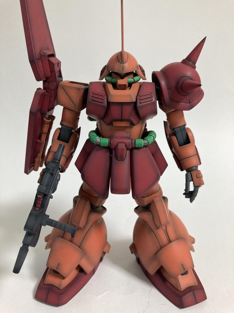 頭部と体のバランスは賛否両論ありますが、充分なプロポーション余談ですがショルダーアーマーの向き間違えやすいです