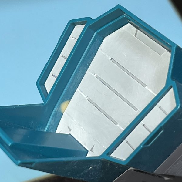 ジョニー・ライデンの帰還に登場するジョニ子専用ギャプランを制作中。フレキシブルシールドはfusion360でモデリングすることで原作通りの形状を再現。裏面はコマによって形状が変わるため、若干独自の解釈を入れてます。アーム角度は固定とし、変形時はシールドユニットを基部から取り外して180°回転させます(磁石接続)。先端ユニットを可動させ左右のビームキャノンを合わせる形態は磁石を駆使して再現。アーム角度固定では苦しいので、専用の基部を別途作成。シールド1つで50g近い重量(キットのシールドは約10g)になり、キットのままではとても保持出来ませんが、ポリキャップをコトブキヤのHIP製ジョイントに置き換えることで垂れずに持ち上げることが可能になってます。ミサイルコンテナも作成各7ヶ×8箇所のミサイルハッチはテンプレートを使用して彫りました。天面の突起を削除してノーマル版ブースターとの形状の違いを再現。尾部もコミックの通りバーニアを排除してプラ板で蓋をスクラッチ。（7枚目）