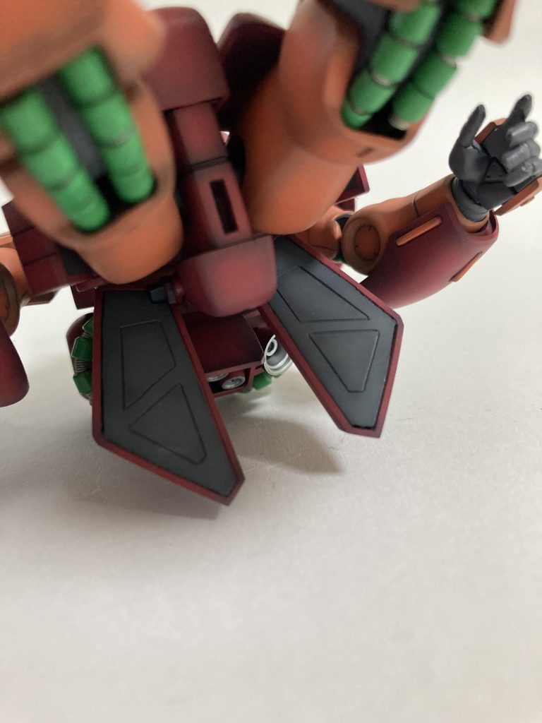 リアアーマー裏側は結構目立つので、プラ板で塞いでディティールUPしました