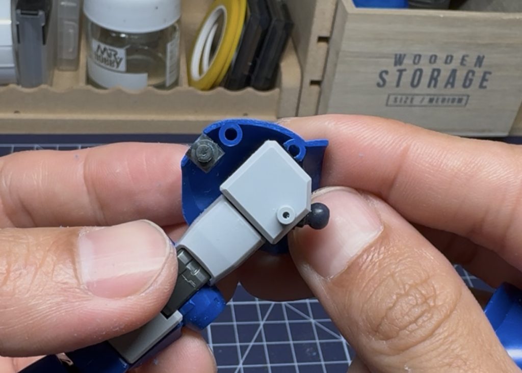 少しでも稼働範囲を稼げるように削れるところは徹底して削り込んでクリアランスを確保していきました。接地性を上げるために足首の関節周りも削り込みました。