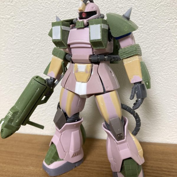 朝から雨のおかげ(?)で外出も早めの切り上げ。作業が進みました。水ザク製作記録もこれが最後です。後は洗浄して塗装作業に入ります。胸のミサイルポッドが思ったより大きく、難儀しました。取り外し可能にしておきました。さてさて何色で塗るか…（2枚目）