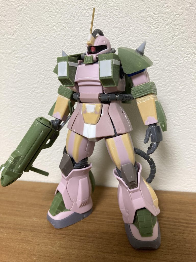 製作中(汚くてすみません…)各所のパテ削り出しがわかりますフトモモも面倒な改修ポイント