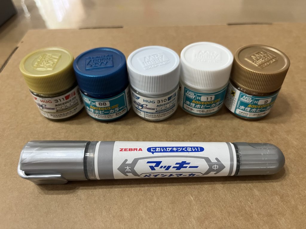 今回使用した塗料です関節などのシルバーはマッキーを使いました。使いやすい!