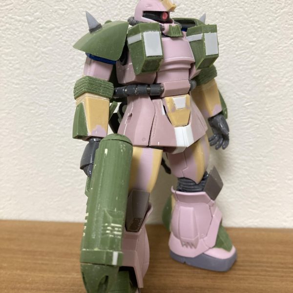 朝から雨のおかげ(?)で外出も早めの切り上げ。作業が進みました。水ザク製作記録もこれが最後です。後は洗浄して塗装作業に入ります。胸のミサイルポッドが思ったより大きく、難儀しました。取り外し可能にしておきました。さてさて何色で塗るか…（3枚目）
