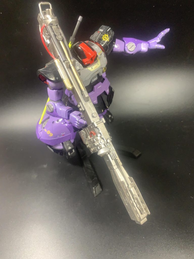 基本的なプロポーション変更は胴体を2mm延長、頭の位置を後ろに下げアゴを引いたようなスタイルに。足の装甲を中心に形状変化とディテールアップ。ビームバズーカもかなり手をいれております。