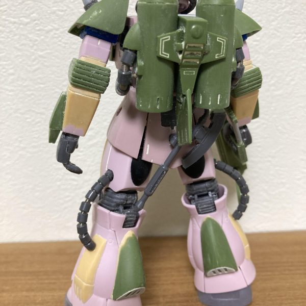 朝から雨のおかげ(?)で外出も早めの切り上げ。作業が進みました。水ザク製作記録もこれが最後です。後は洗浄して塗装作業に入ります。胸のミサイルポッドが思ったより大きく、難儀しました。取り外し可能にしておきました。さてさて何色で塗るか…（4枚目）
