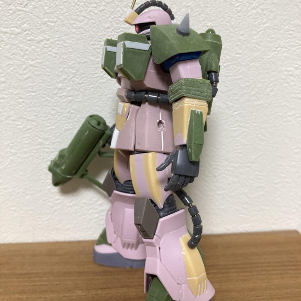 朝から雨のおかげ(?)で外出も早めの切り上げ。作業が進みました。水ザク製作記録もこれが最後です。後は洗浄して塗装作業に入ります。胸のミサイルポッドが思ったより大きく、難儀しました。取り外し可能にしておきました。さてさて何色で塗るか…（6枚目）