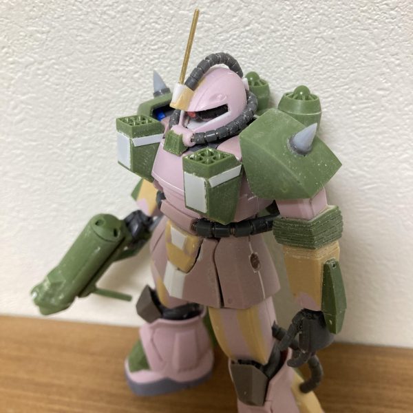 朝から雨のおかげ(?)で外出も早めの切り上げ。作業が進みました。水ザク製作記録もこれが最後です。後は洗浄して塗装作業に入ります。胸のミサイルポッドが思ったより大きく、難儀しました。取り外し可能にしておきました。さてさて何色で塗るか…（5枚目）