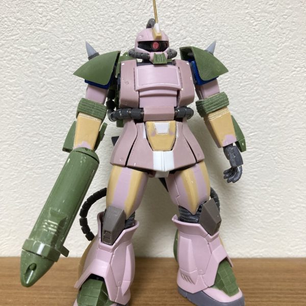 朝から雨のおかげ(?)で外出も早めの切り上げ。作業が進みました。水ザク製作記録もこれが最後です。後は洗浄して塗装作業に入ります。胸のミサイルポッドが思ったより大きく、難儀しました。取り外し可能にしておきました。さてさて何色で塗るか…（1枚目）