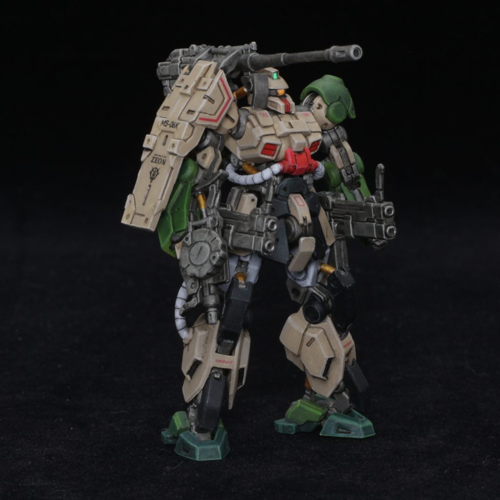 モノアイと頭部のカメラセンサーは紫外線ライトに反応して光ります。頭部が大き目なところに昔のMSVの面影を感じます。デザートタイプも今後出てほしい！