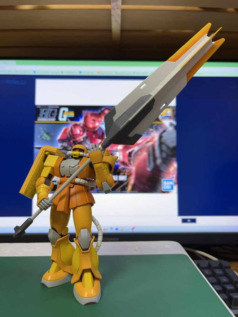 リバイブ版を組み立てるのが初めてで　塗装した後にはめ合わせると塗膜の厚さ分きっちり組み上がらなくて　合わせ目の塗装を削り落とす作業に苦労・・　削りすぎで出隅がガタガタになってしまった(>_<)　組み上がってからキットの特性が理解できました　それとは別に大きな武器持たせたくてバルバトスの大メイスを加工して初グラデ塗り　ヒート・ハルバードな感じです