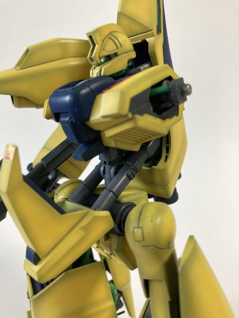肩の接続部にアジャストパーツを自作旧キットの箱絵(側面の正面側のイラスト)が胴体から肩にかけてフレームと配線が剥き出しでカッコ良いので再現しました変形時は取り外します