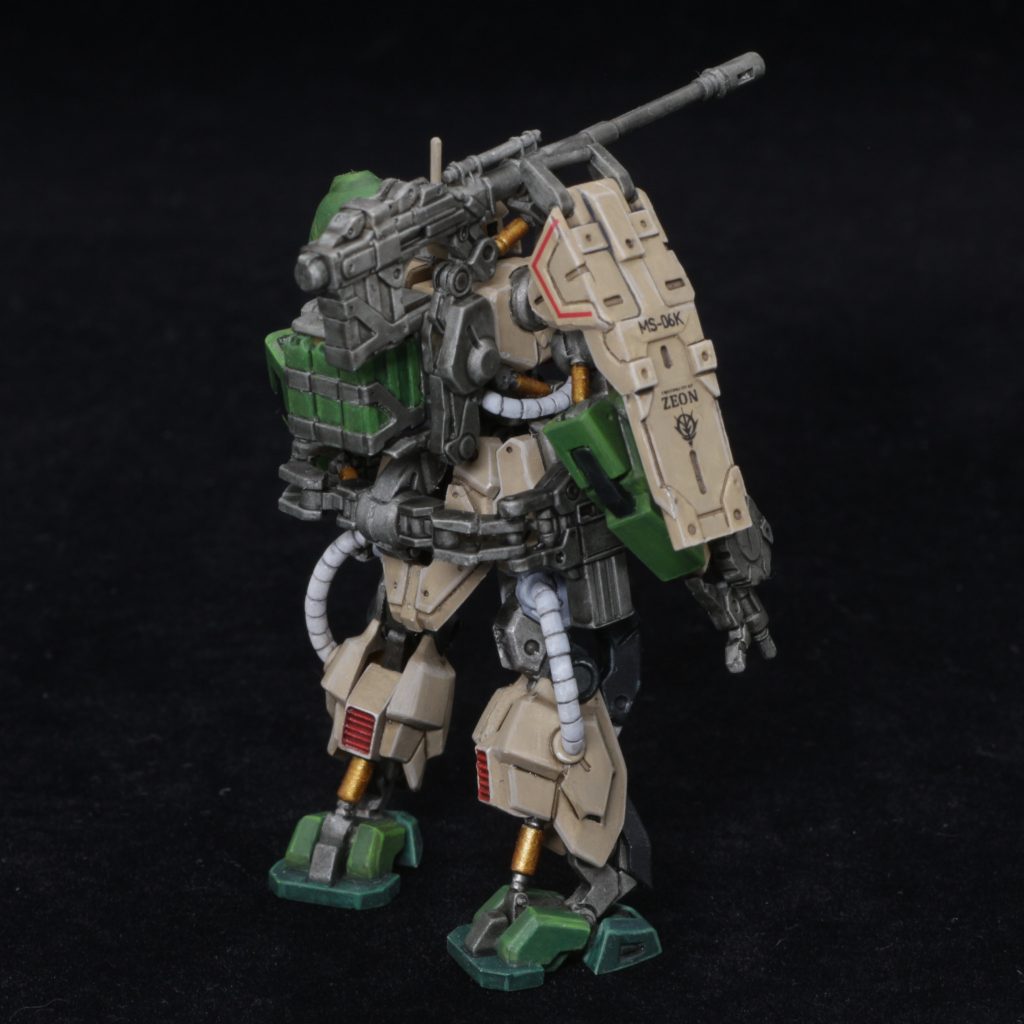 ザクキャノンの細身でディティールが細かいので，デカールは控えめにしています。