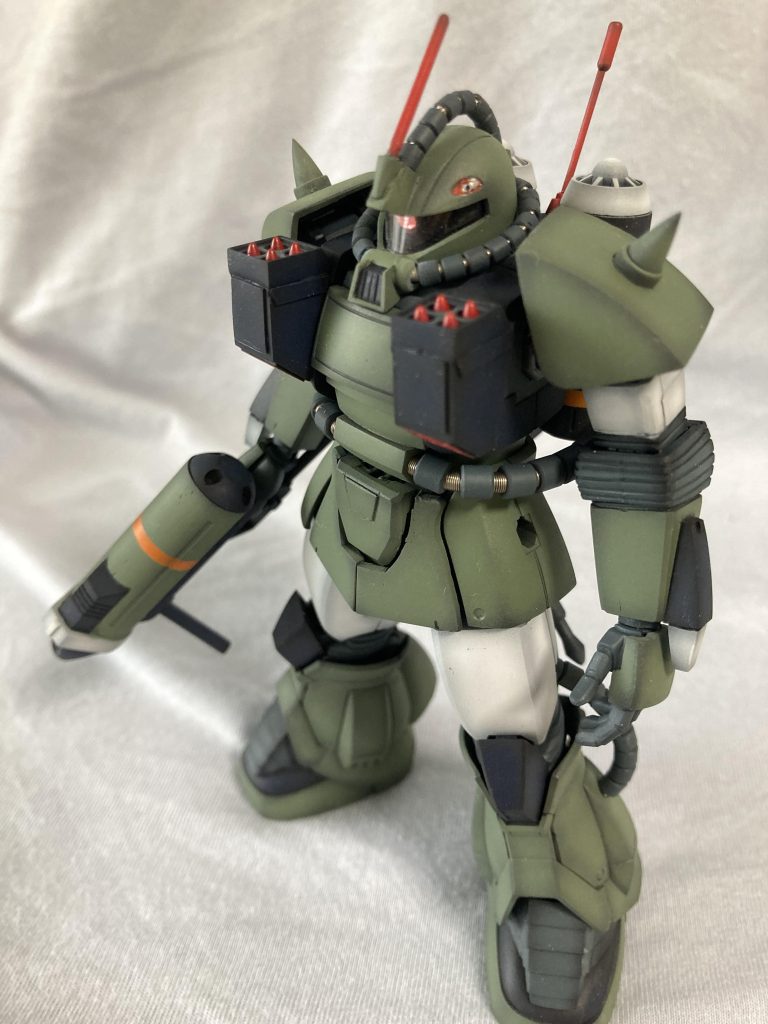 胸のミサイルポッドは脱着式旧キットのディティールがうるさいので削り、適度にディティールを追加しました顔がなかなか水ザクっぽさが出ずに苦労しました…