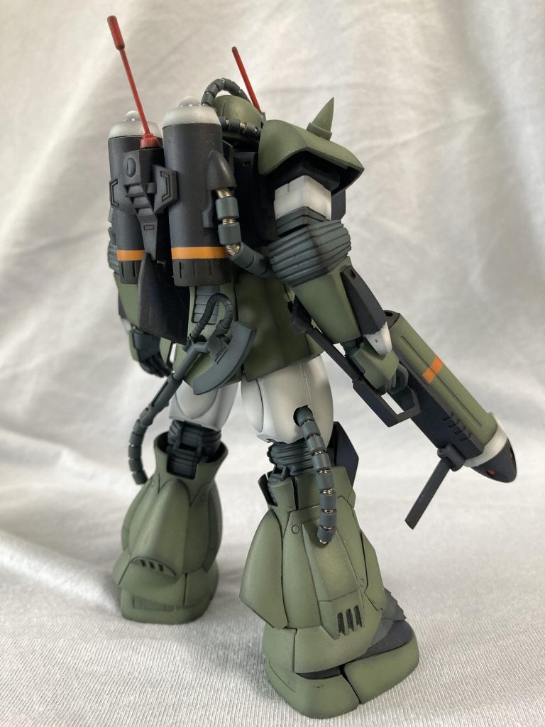 バックパックにも同様のラインをアクセントに入れました