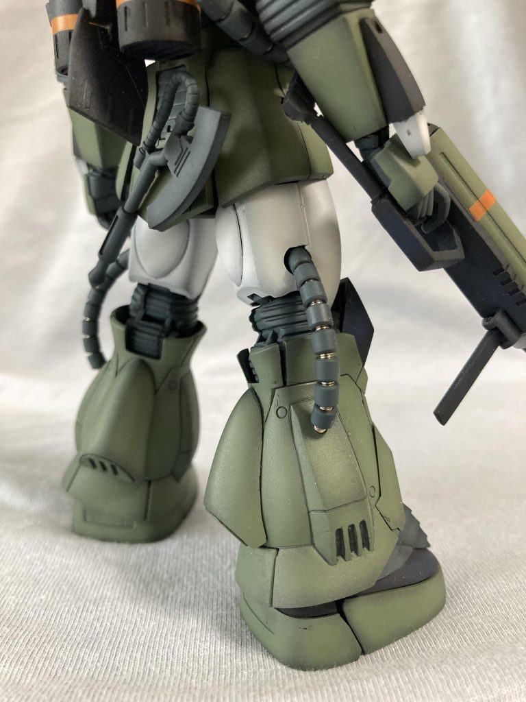脚側面のディティールは砂ザクには内側しか無いので、複製して両側に取付(複製方法は製作中参照)足裏のスクリューに水を送る注水装置だと解釈しました脚裏側は旧キットのパーツを移植バラストタンクらしいです