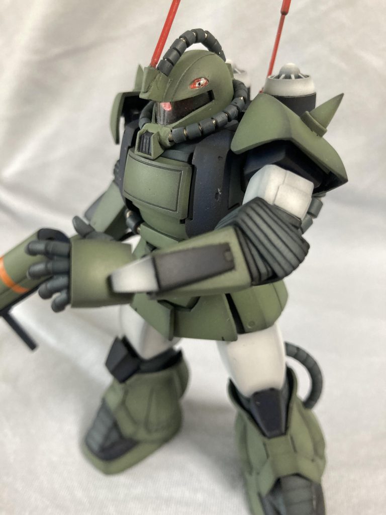 肘のシーリングキットの部品を加工し、ジャバラが内側に収束してくる感じに改修付けたままでもそこそこ曲がるようになっています(肘の最大角度は製作中参照…無理して塗装ハゲが怖くて完成後はこれくらいでご勘弁…)