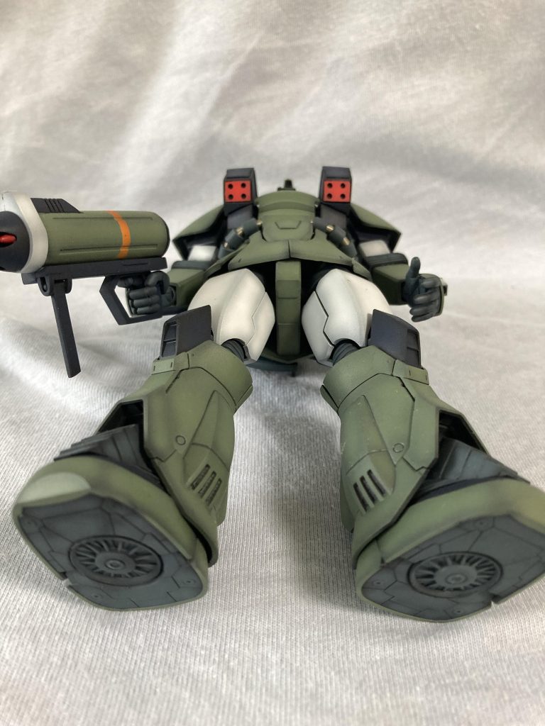 足裏にスクリューを追加設定だと足裏は3本のスリットがありますが、用途が不明なのでスクリューに変更しました