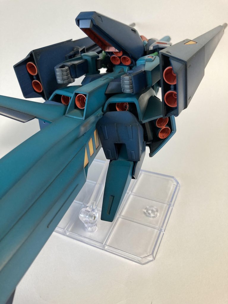 背面はブースター類で真っ赤…