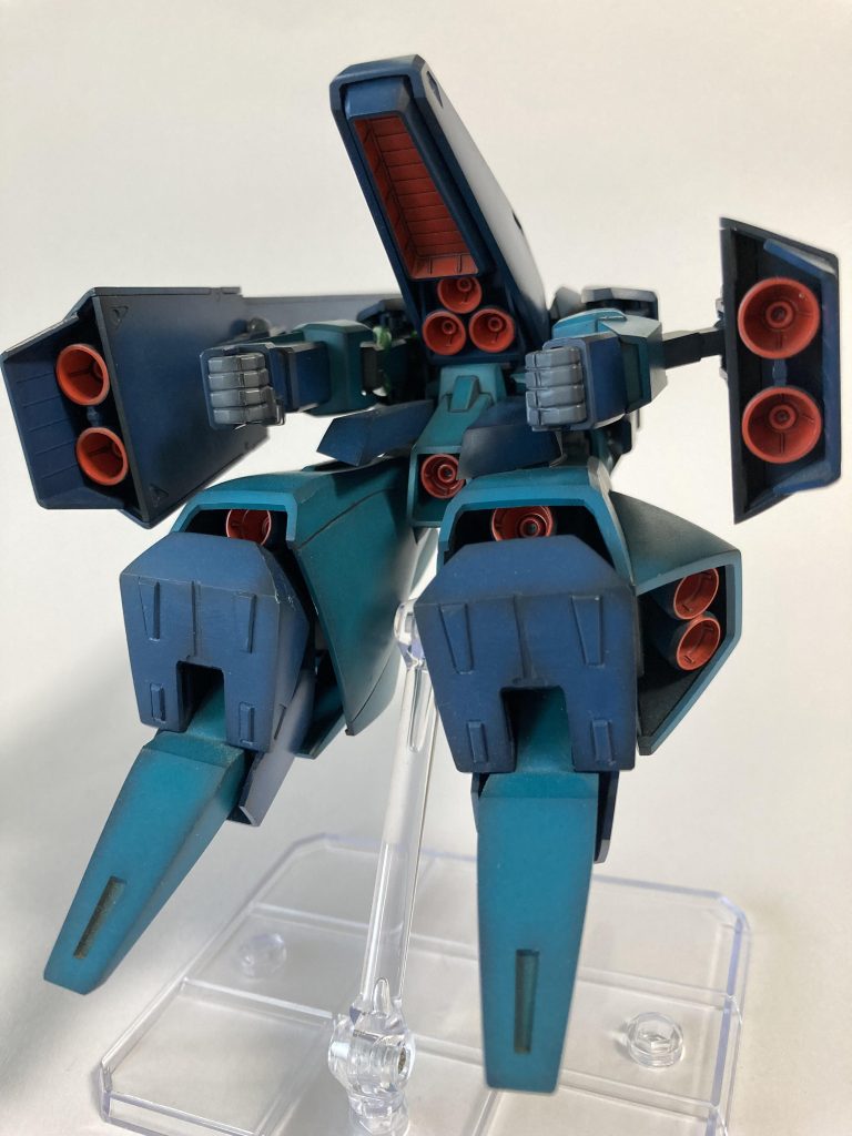 ブースター類が全て背後に向くため、加速性は抜群そりゃ重力下でも自由に飛べますわ…