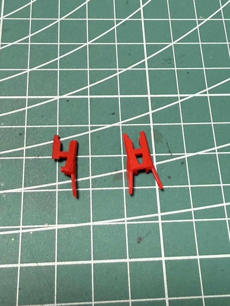 ポッキリやっちゃいました、RGあるある?でも spec2!余剰パーツで2個余ってるんですよ良かった😭  話しは変わってHGズゴック2体製作中なんですけど、ビーム兵器増し増し仕様と実弾増し増し仕様にしたら重装備なり過ぎて全く自立しない状態なりましたそっと箱に戻しましたとさ(-.-)y-., o O