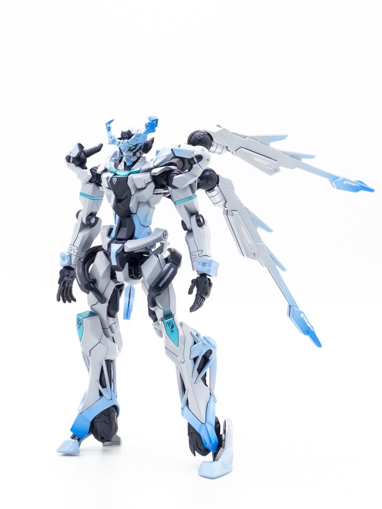 本体はカラー変更のみバックパックはFigure-rise Standardメタルグレイモンの羽根をボールデンジョイント等で接続しています。