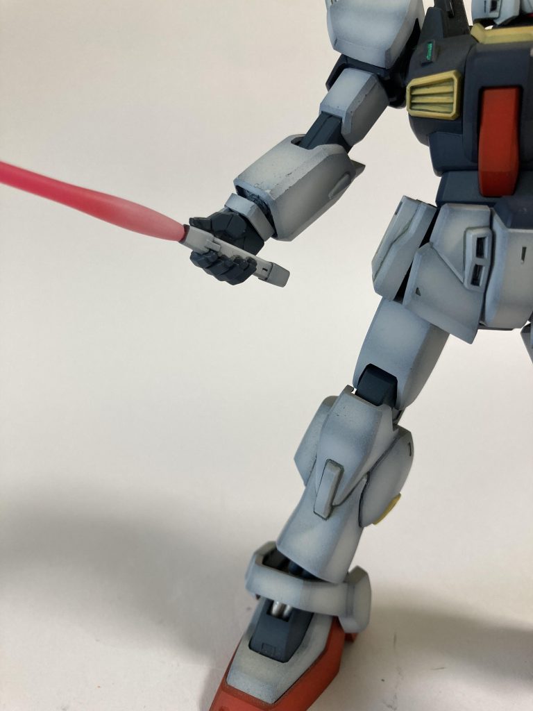 何故か拳と一体成形のサーベル…エアブラシ塗装派にはキツい仕様です…マスキングめっちゃ面倒でした