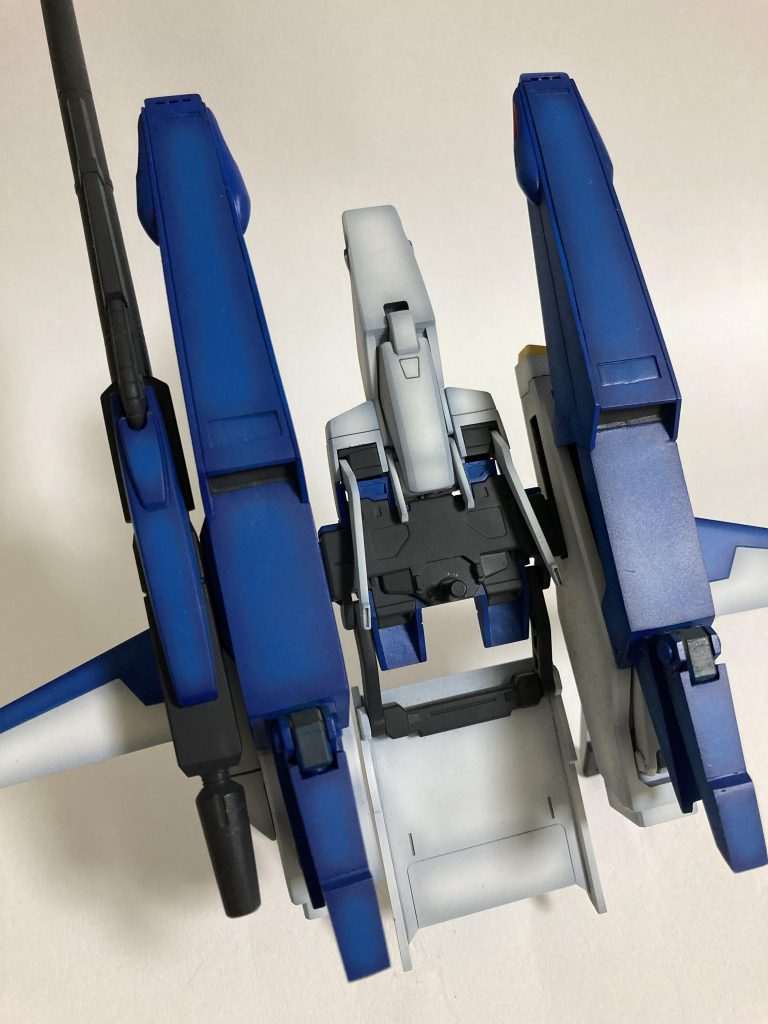 青の部分は分割位置を変更して塗装後に組み立て可能にしました