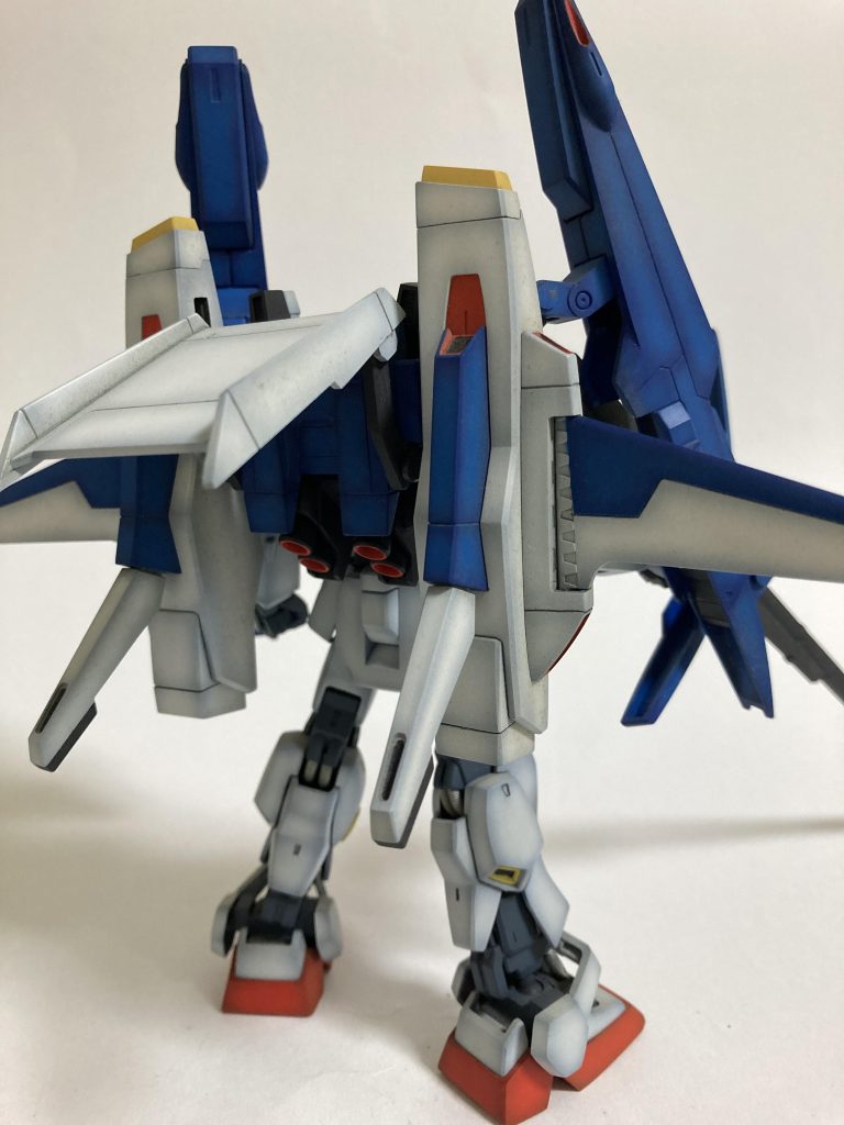 背中の板(?)を跳ね上げるとバックパックが露出します