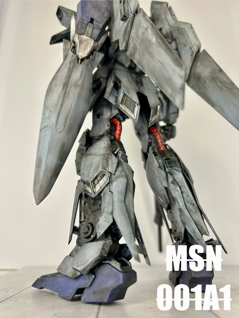 ちなみに今回、ベースカラーは下地加工も塗装も何もしてません。600番のウエスで表面を削って簡単な筋彫りしただけです。水性系の黒塗料とアセトンのみで行きました。