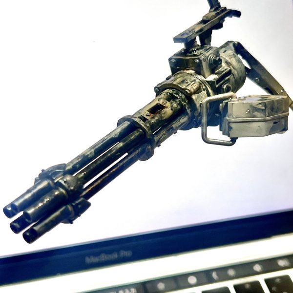 湿地帯に放置されるザクとガトリング