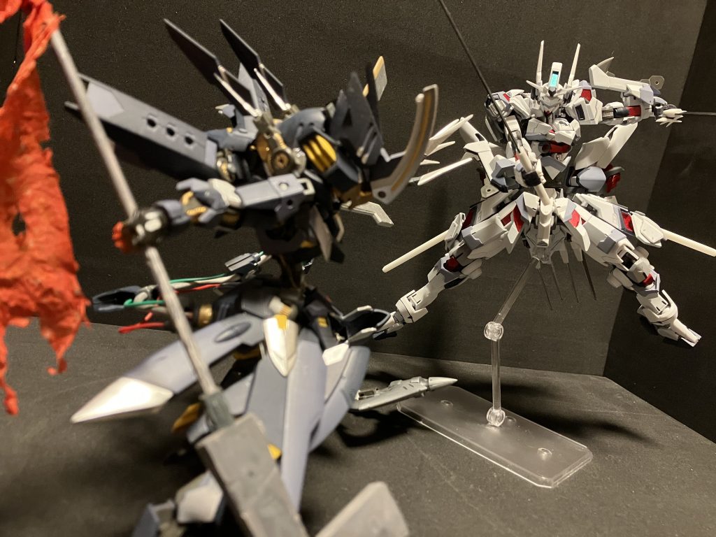 過去作のオッドアイズバルバトスと。変身のギミックをできるだけ簡単にしたくて頑張りましたが難しかったです。